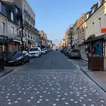 Maisonnette Avec Terrasse En Centre-ville, Non-adaptée à Tous * Deauville