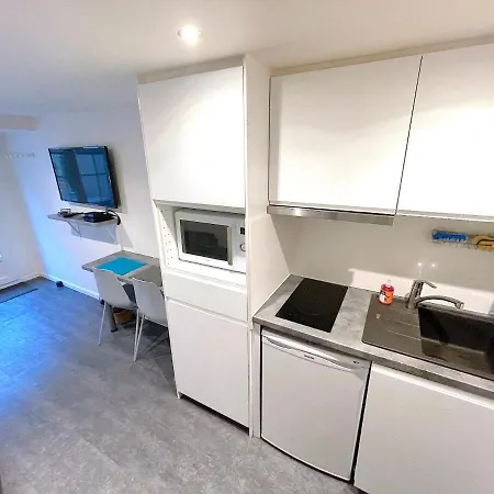 Maisonnette Avec Terrasse En Centre-ville, Non-adaptée à Tous * Deauville