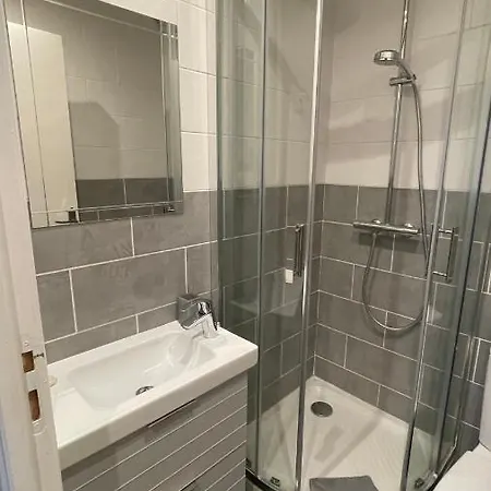 Maisonnette Avec Terrasse En Centre-ville, Non-adaptee A Tous Apartament *
