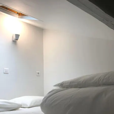 Maisonnette Avec Terrasse En Centre-ville, Non-adaptée à Tous