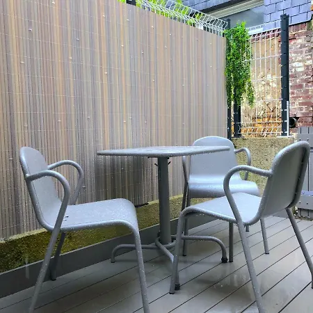 Maisonnette Avec Terrasse En Centre-ville, Non-adaptée à Tous