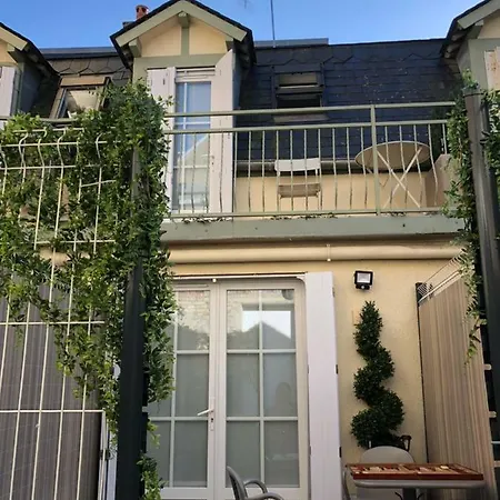 Maisonnette Avec Terrasse En Centre-ville, Non-adaptee A Tous Deauville