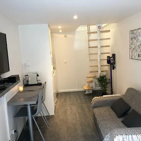 Maisonnette Avec Terrasse En Centre-ville, Non-adaptee A Tous