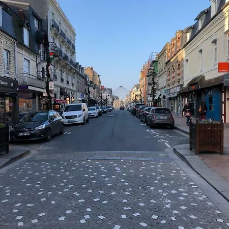 Maisonnette Avec Terrasse En Centre-ville, Non-adaptee A Tous * Deauville