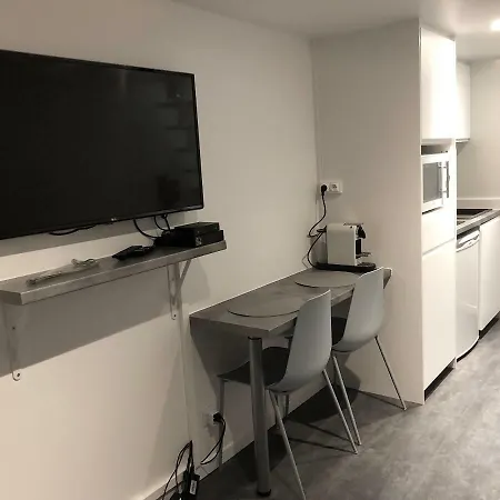 Maisonnette Avec Terrasse En Centre-ville, Non-adaptee A Tous Apartment *